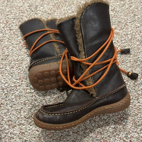 Camper Boots size 28 fit my daughter like a size 11 - Picture 2 of 3